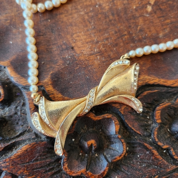 Vintage 1940s Bow Rhinestone and Pearl Necklace - Picture 4 of 8